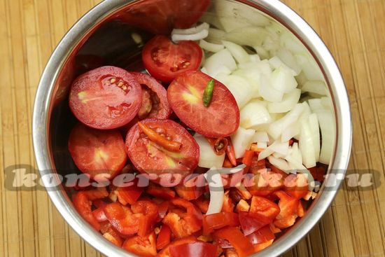 добавить помидоры и перец чили