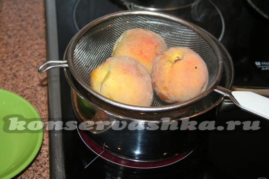опустить персики в кипящую воду