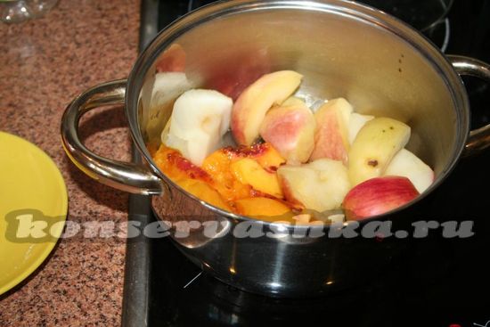 отварить персики и яблоки