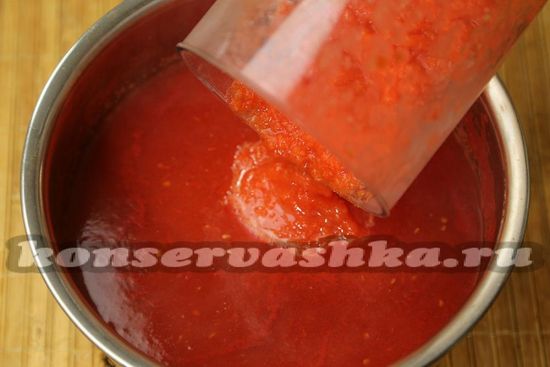 Переливаем получившуюся смесь в кипящий томатный соус.