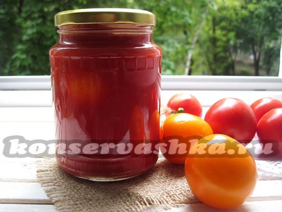 алейте готовым горячим томатным соком помидоры, добавьте уксус и закатывайте банки
