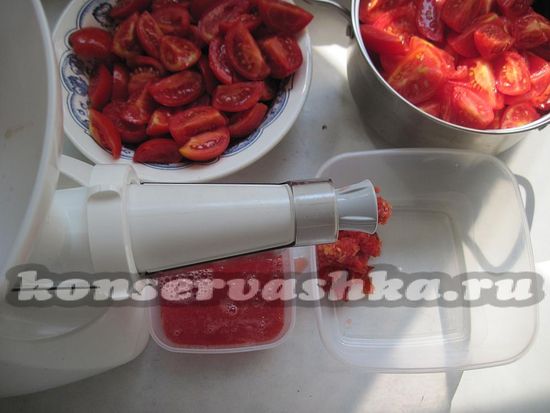 Выдавите сок из всех томатов
