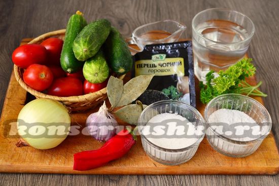 Ингредиенты для приготовления ассорти из помидор и огуцов