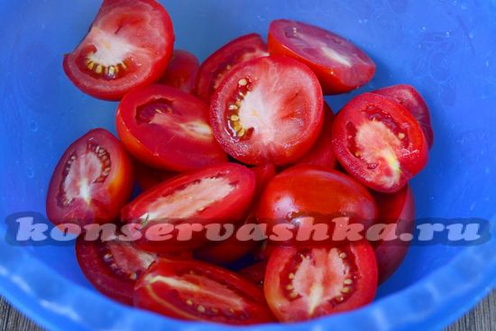 Разрезаем помидоры и удаляем плодоножку
