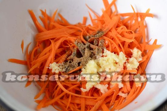 добавляем в морковь соль, специи, измельченный чеснок, маринад