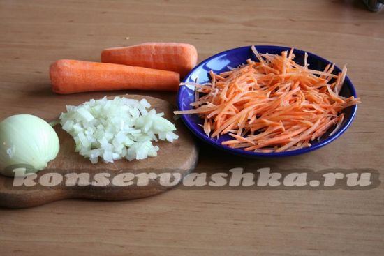 Морковку и лук измельчить
