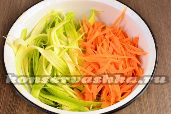 кабачки и морковь нарезать лапшой