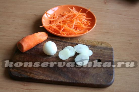 Морковку и лук измельчить