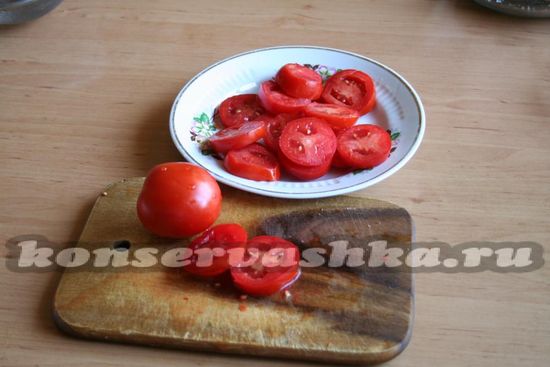 помидоры нарезаем на кружки