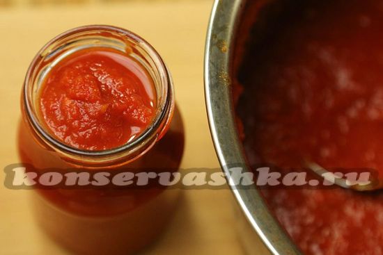 Кипящий томатный соус раскладываем по заранее прогретым банкам, закручиваем крышками.