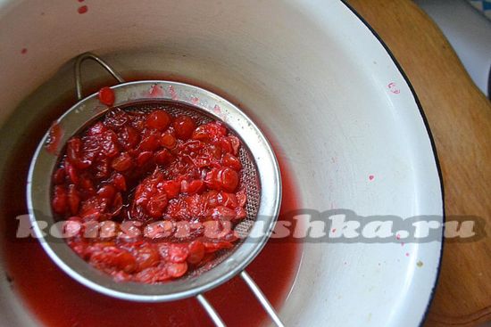 проварите ягоды с добавлением воды 