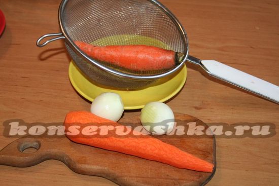 чистим лук и морковь