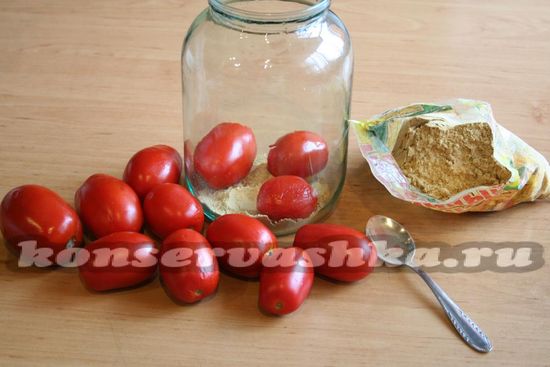 укладываем помидоры пересыпая горчиным порошком
