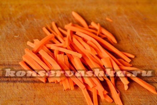 морковь натираем
