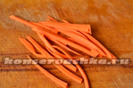 морковку шинкуем ножом