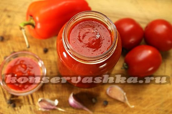 Разливаем острый томатный соус в горячие стерилизованные банки, закручиваем крышками