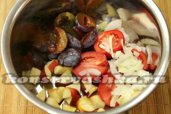Переложить овощи и фрукты в казанок слоями