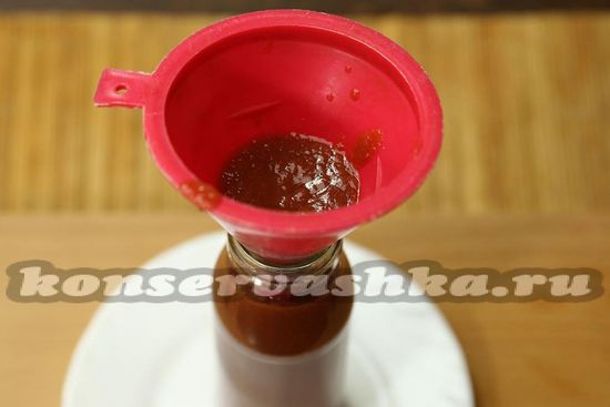 Раскладывать томатно-сливовый соус лучше в небольшие баночки