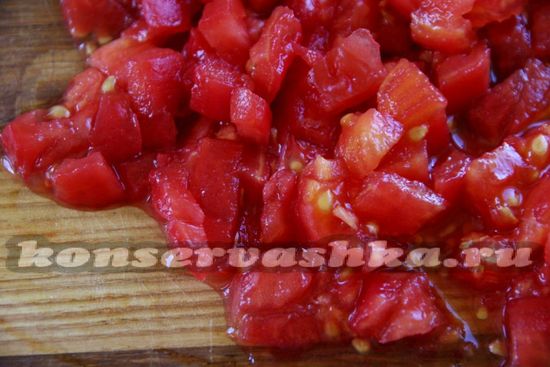 помидоры нарезаем мелкими кубиками