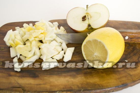 нарезаем яблоки и лимон