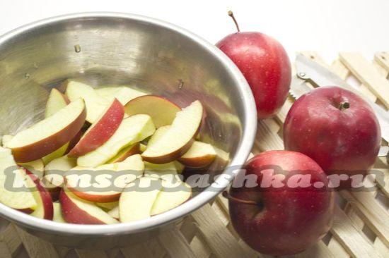 нарежьте яблоки