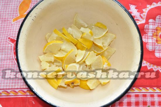 выложите лимон в миску
