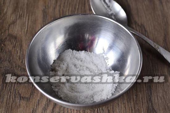 смешиваем в миске соль с  сахарным песком