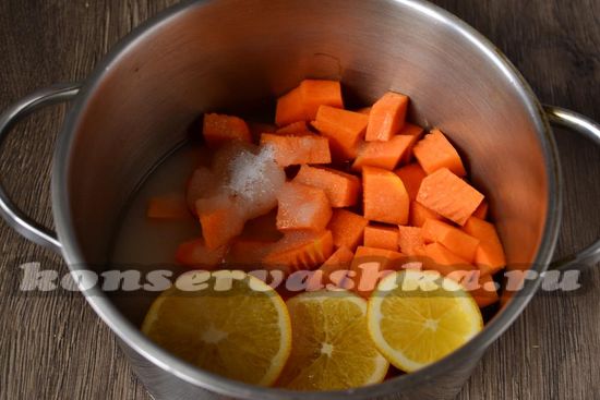 Складываем тыкву в кастрюлю, заливаем водой, добавляем сахар и апельсин