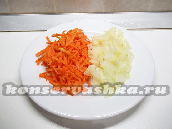 Морковь и лук нарезаны