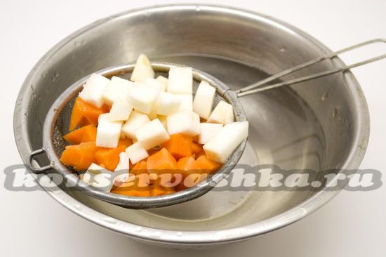 Готовим кубики морковки и сельдерея 15 минут в кипящей подсоленной воде