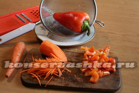 трем морковь и нарезаем перец