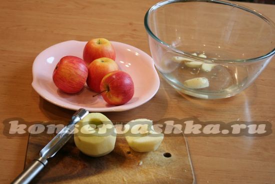 чистим и нарезаем яблоки