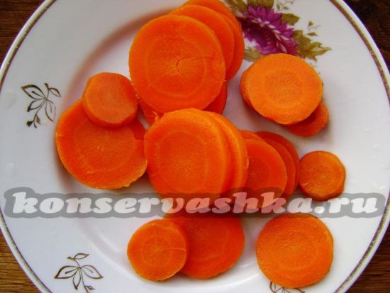 морковь нарезаем кружочками