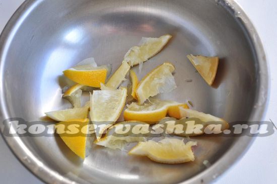 выложите лимон в миску