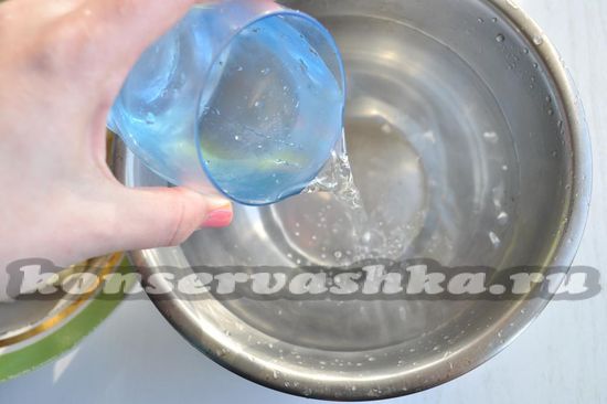 влейте воду в миску