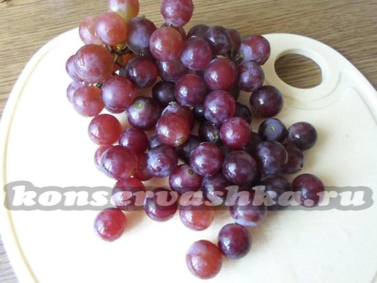 Снять ягоды винограда с веточек