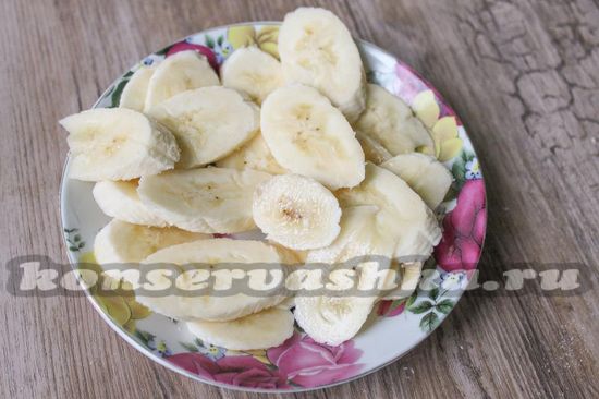 Бананы очистить и нарезать