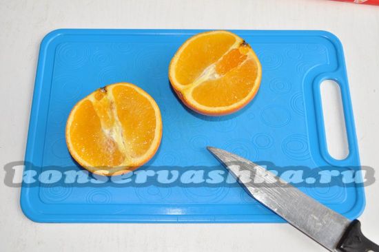 разрезать пополам апельсины