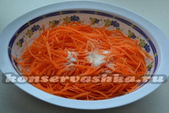 Добавить соль и сахар в морковь