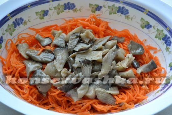 Смешать грибы и корейскую морковь