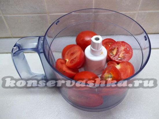Нарезанные помидоры опущены в кухонный комбайн 