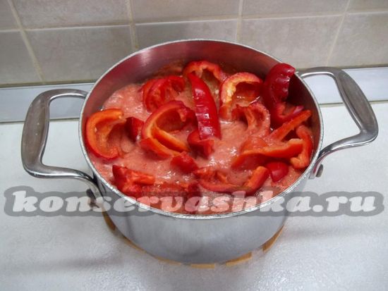 Перцы добавлены в томатную массу 