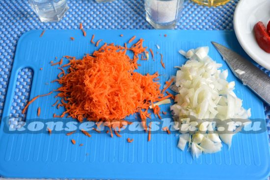 натрите морковь и нарежьте лук