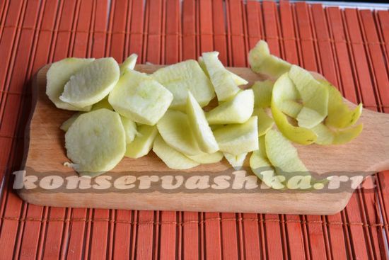 нарежьте яблоки кусками