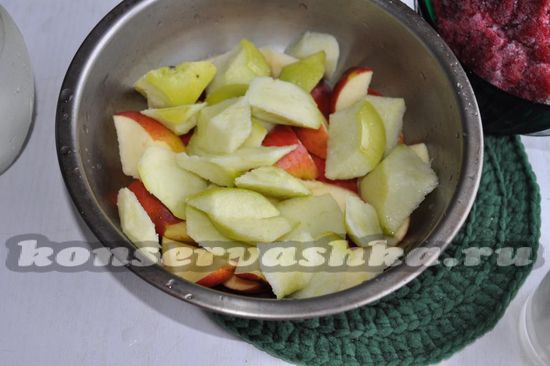 нарежьте яблоки и выложите в миску