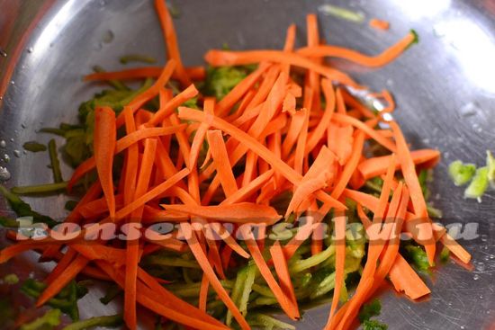 морковку нарезать соломкой