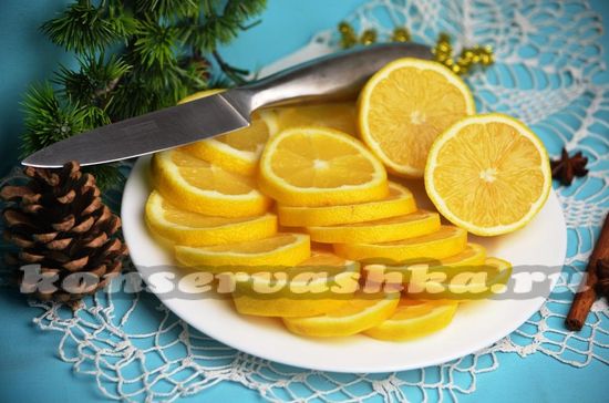 тонко нарезаем лимоны