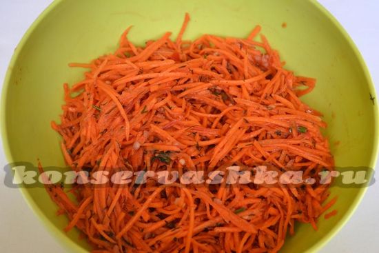 перемешиваем морковь 