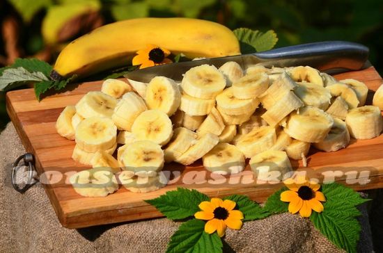 нарезаем бананы