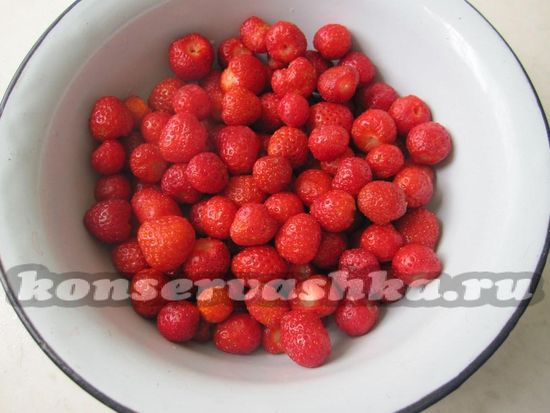 Сложить ягоды в миску
